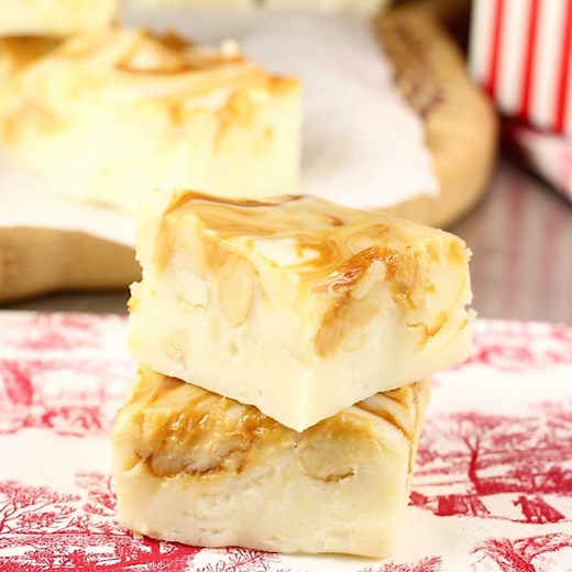 WHITE CHOCOLATE CARAMEL MACADAMIA NUT FUDGE ~ Easy 5 minute recipe! PRINT THE RECIPE --> https://www.missinthekitchen.com/white-chocolate-caramel-macadamia-nut-fudge | Miss in the Kitchen