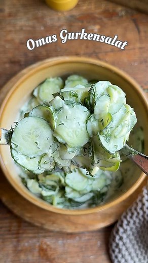 Karo | schnelle & einfache Rezepte on Instagram: "OMA‘S GURKENSALAT🥒🥒 Für mich reicht ja die Essig-Öl-Variante, für meinen Mann muss es cremig sein…mit diesem Rezept kannst Du beides vereinen 😇 ZUTATEN 750 g Salatgurke 0,5 - 1 TL Zucker 0,5 TL Salz Saft einer halben Zitrone 3 EL Öl 4 EL Kräuteressig 4 EL frisch gehackte Dillspitzen 1 Knobizehe, frisch gerieben, ohne Strunk/Keim Pfeffer . Die Gurken reiben, ausdrücken und mit den o. g Zutaten marinieren. Für den cremigen Part: 200 g Schmand hi