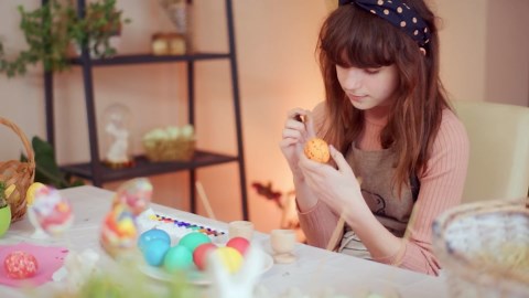 Hushee 2 Pcs Easter Candle Holder Easter Egg Candlestick Holder 9.5 Inch and 7.5 Inch Spring Home Decoration Candlesticks Decorations for Fireplace Party