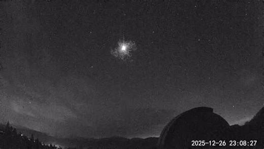 田村市 星の村天文台 on Instagram: "星の村天文台 大野裕明・大野智裕です ⁡ 東北や関東で26日深夜 非常に明るい流れ星（火球）が観測されました ⁡ 星の村天文台の監視カメラにて こちらの撮影に成功しました⋆ ☄︎. ·˚ *𒆙 燃え残った隕石（いんせき）が 福島県南会津町付近に落下した可能性があります 今回の火球は26日午後11時8分ごろ撮影されました 半月ほどの明るさがあり 途中で複数に分裂しているように見えます 福島県や神奈川県で撮影された映像を分析し 火球の軌道を推定した結果 垂直に近い角度で落下し上空25キロ程度の比較的低い地点まで 光っていたことが判明し 南会津町の山間部付近に隕石が落下した可能性があると 判断しました 落下地点を絞り込んで隕石を探すため 一般の方からの情報提供も募集しております 防犯カメラやドライブレコーダーに火球が写っていたり 南会津町付近で変わった石や落下物による建物の傷などを見つけたりした場合は ⁡ 星の村天文台の電子メール(hoshinomura.tenmondai@gmail.com) または InstagramのDMでも構いま