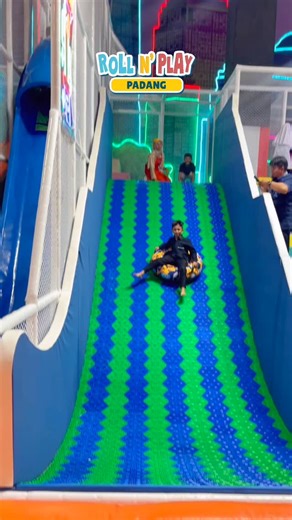 Info Padang on Instagram: "PLAYGROUND TERBESAR DI PADANG RESMI DIBUKA! 🥳 Saatnya jadikan pengalaman bermain si Kecil lebih seru dan tak terlupakan di playground terbesar di Padang, karena Roll N Play resmi dibuka mulai tanggal 30 September 2025 🤩🛝 Roll N Play hadir dengan berbagai permainan seru dan edukatif yang baru dan pertama di Padang! Yuk ajak si Kecil main ke Roll N Play sekarang! 😍💕 📍Transmart Padang, lantai 3 ⏰ 10.00 - 21.30 #playgroundbaru #playground #padang #padanginfo"