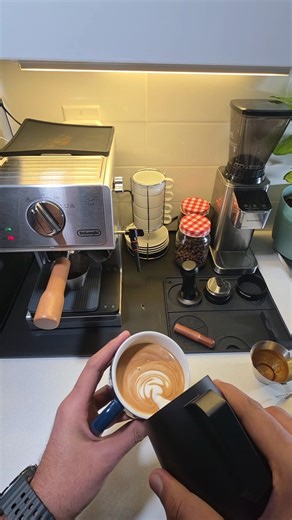 Draft #09 From clouds to a heartbeat. ☁️➡️❤️ #latteart #espresso #delonghi #49subs #progress