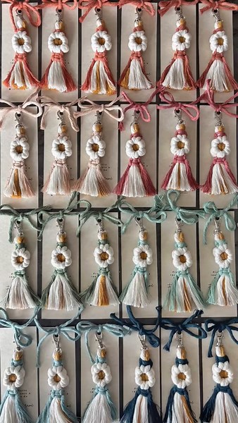 Hello spring with these cute keychains in macrame for your events! 🌸🌼 #italianmacrame #macrame #diymacrame #italian_macrame #macrametutorial #diyproject #diytutorial #handmadekeychain #macramekeychain #handmadekeychains #macramekeychains #macrameflower #flowerkeychain