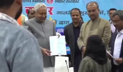 Manoj Kumar Singh on Instagram: "एक लोकतांत्रिक देश में यह कैसा सन्नाटा है? बिहार में एक सरकारी समारोह के दौरान पत्र वितरण के समय मुख्यमंत्री नीतीश कुमार द्वारा एक लड़की का हिजाब खींचे जाने का वीडियो सामने आता है। हालात ऐसे बनते हैं कि सुरक्षाकर्मी को उस लड़की को पीछे खींचना पड़ता है। यह कोई छोटी बात नहीं है। यह गरिमा, सम्मान और व्यक्तिगत आज़ादी का सवाल है। अगर यही हरकत किसी आम व्यक्ति या विपक्षी नेता ने की होती, तो अब तक स्टूडियो चीख रहे होते, प्राइम टाइम में “संस्कृति”, “सभ्यता” और “महिला सम्म