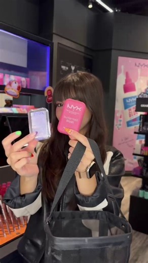 NYX Pro Artist @makeupthaismx tiene los códigos 😏 Restock tu makeup bag con sus favoritos: Plump Right Back Primer Face Glue Setting Spray Bare With Me Concealer Buttermelt Blush Highlighter Fat Oil Epic Ink Liner On the Rise Primer Disponibles en nuestra tienda NYX Cosmetics en el primer nivel de Plaza las Américas. | NYX Professional Makeup Puerto Rico