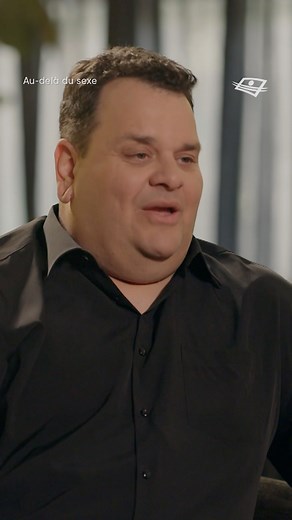 Philippe Laprise est en couple depuis 25 ans. Comment fait-il pour entretenir la flamme? 🔥 Chaque mardi soir, on regarde Au-delà du sexe sur l’appli! 📲 #audeladusexe | Télé-Québec