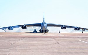 波音B-52“同温层堡垒”快启动时的巨大烟雾