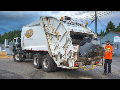 2000 CCC LET2 - McNeilus Rear Load Garbage Truck