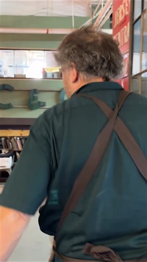 I’ll be back on TV in my final episode of the year with @letsmeetboston airing Saturday, Dec. 27, 9:30am on NESN. In this episode, I seek out artists along the Community Bike Trail and visit @neon_williams and Vernon St Studios (shout out to @wilhelmneusser). Touring Neon Williams and seeing glass bending in action is super cool! This shop cares for and mends some of Boston’s most classic signs like the Paramount Theatre, Union Oyster House, and Twin Donuts, to name a few. Tune in to see more! #