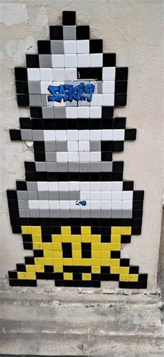 Superbe mosaïque Space Invader à Paris 9ème arrondissement, décembre 2025.