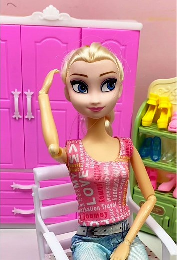 Discover Princess Elsa’s Stylish Handbag