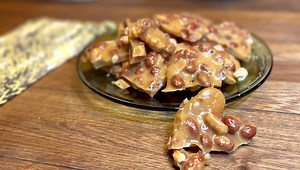 This easy peanut brittle comes together in about 15 minutes. It is so good no one will ever guess you made it in the microwave. Give it a try. You’ll be so glad you did! ✏️ Recipe: ￼￼ https://www.thehappyhensters.com/recipes/peanut-brittle 🌎 Visit My Website: www.thehappyhensters.com￼ | The Hensters Kitchen
