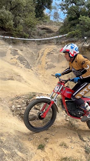 Les amoureux du Trial à l’ancienne 😀 débarquent ce week-end au FFM Vintage 🇫🇷 au Domaine de Rochepaule 👍 Denis Percetti 💪 | www.trial-club.com