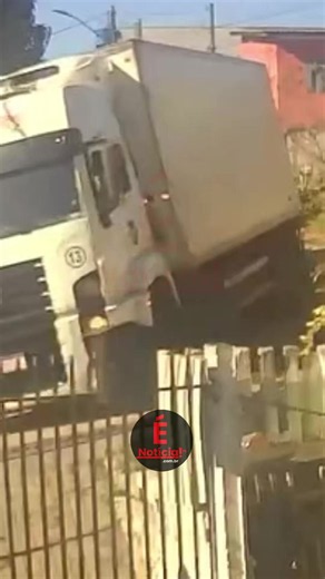VÍDEO! CÂMERA DE SEGURANÇA FLAGROU CAMINHÃO QUE BLOQUEOU VIA EM COLOMBO. TRÂNSITO JÁ FOI LIBERADO. 📷 Saiba mais no vídeo desta publicação 🚨Compartilhe, curta e siga @enoticiapr #Colombo #JardimOsasco #Trânsito #Bloqueio #Caminhão