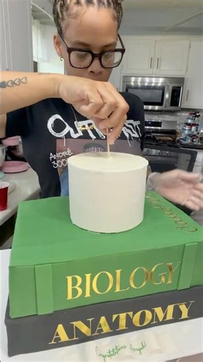 I won’t ever make this mistake again! Let’s make a graduation cake family!