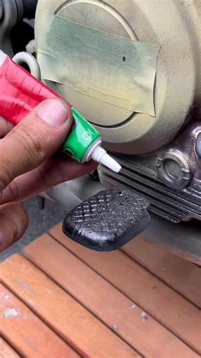 The razor blade mod your motorcycle didn’t know it needed Simple, smart, and effective #MotorcycleHack #WorkshopHack #MotoMod | Hacks By David