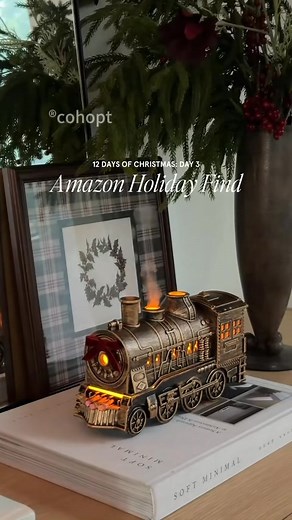 【Diffuseur d'aromathérapie Steam Train｜Un train de nuit confortable vers le pays des rêves】 🛤️Design rétro de train - À la fois diffuseur d'aromathérapie et décoration élégante, il sera la pièce maîtresse de votre bureau ou de votre table de chevet. 🚂Lumières arc-en-ciel - 7 teintes personnalisables, une veilleuse douce pour vous bercer jusqu'au sommeil. 🎫 Télécommande intelligente - Commandez le train depuis votre lit, réglez à distance le parfum et l'éclairage. 💨 Technologie d'atomisation 