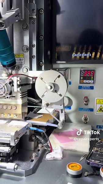 Fixing iPhone 14 Pro Green Display Error