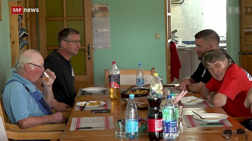 Schweizer Bauern harren in Russland aus - 10 vor 10 - Play SRF