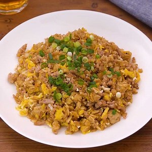 ガツンとシンプルな一品！ 豚ひき肉とにんにくのオートミール炒飯のレシピ動画・作り方 | デリッシュキッチン