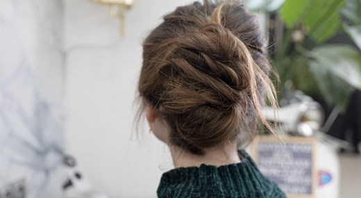 Tuto coiffure : comment faire un chignon banane bohème ?