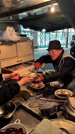 1杯たったの500円🍜絶滅危惧種の正真正銘屋台ラーメン🐺 【東大宮 ラーメン北国】 各らーめん 500円(税込) トッピング 各50円 週3営業の幻の屋台ラーメンの存在を知っているだろうか しかもなんと驚きの1杯500円 種類は醤油、味噌、塩と豊富！ 開店10分前には約15人ほどの行列になる 感じの良い大将とお孫さんで切り盛りしていて、手際もすごくいい！ お客さんに対してとてつもなく感謝の言葉をくれる大将 食べにくる人をもてなす心と感謝の気持ちが素晴らしい！ 寒空の下でのラーメンはめちゃくちゃ沁みる 今週3回来てるっていう常連さんもいた あっさり醤油とコクのある味噌にニンニクトッピングでパンチを効かせてみた 末長く続けて欲しい、、、 ⁡ ぜひ一度は食べてみて！ ごちそうさまでした🐺 🚃東大宮駅から徒歩2分 💺基本立ち食い 📍埼玉県さいたま市見沼区東大宮5-38-3 ⏰ 木・金 20:00 - 02:00 土 18:00 - 02:00 月・火・水・日 定休日 Do you know about this legendary ramen stall that opens on