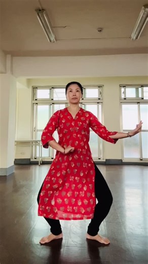 Odissi舞蹈上下半身律動的感受有時間差。 ​ 下半身腳步精準地成為節奏本身，上半身也有節奏，但更多的是節奏的過程，如詩一樣的韻律，由舞蹈者個人的情志與狀態，用身體朗誦。 ​ ​ 剛開始，Odissi的軀幹側向動作，成了學舞的最大關卡。 ​ ​ 直到進修身心平衡技法（Body-Mind Centering）的個體動作發展，才了解軀幹左右側的動作，是嬰兒爬行動作的基礎；也就是說，我們每個人都會經過這一階段。直到我們站起來走路，越來越少用到軀幹側邊的動作。 ​ ​ Odissi舞蹈的三道彎，大量使用軀幹側向動作，可以活化軀幹的使用，可以是舞蹈，也可以當作與身體對話的工具。 ​ ​ 🕉️東印度古典舞Odissi | 優雅的張力🕉️ 動作技巧入門｜每週日傍晚17:00~18:30 🔗報名方式：請私訊FB或IG ​ ​ 📆12月21. 28日(12月份只有兩堂課) 📍台北，藝能館（近捷運古亭站） ​ 🙆🏻‍♀️ 適合初學者 💰費用：單堂800，兩堂繳費1400元 (在學學生及藝術工作者兩堂繳費1250元) #軀幹側向動作 ​ ​ #活化軀幹 ​ #與身體對話 #Odissi舞蹈