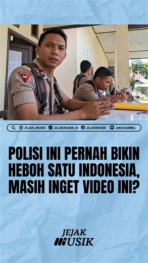 Pasti dulu kalian pernah ngikutin gerakanya 😁... Jauh sebelum kasus Ferdy Sambo bikin heboh satu Indonesia, polisi ini terlebih dahulu bikin satu Indonesia heboh. Pada tahun 2011, nama Norman Kamaru mendadak populer setelah video dirinya berjoget sambil lip sync lagu India “Chaiyya Chaiyya” saat mengenakan seragam Brimob Polda Gorontalo viral di YouTube. Video berdurasi sekitar enam menit itu dengan cepat menyebar di internet dan membuatnya dikenal luas di Indonesia. • Credit: @B3881990 /yt #Ch