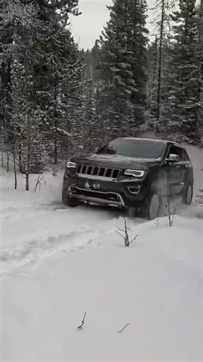 2015 Grand Cherokee Limited playing in a bit of snow! Intake screaming 😂 #jeepgrandcherokee #wk2