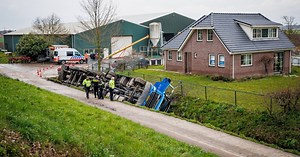 Vrachtwagen belandt ondersteboven in sloot