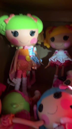 It’s really annoying #asmr #tappingasmr #scratchingasmr #lalaloopsyasmr #tingles