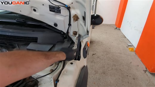 How to Replace the Front Hood Lift Support Struts on a 2002 Mini Cooper (R56/R57) | Youcanic