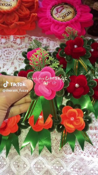 Fuzzy wire corsage for graduation ˚˖𓍢ִ໋🌷͙֒✧🩷˚.🎀༘⋆ #fuzzywire #corsage