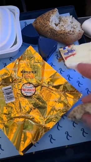 Le repas dans l’avion vers Los Angeles ✈️🇺🇸 C’est parti pour tester le menu en économique premium, j’ai voyagé avec Norse d’ailleurs si vous vous posez la question, première fois avec cette compagnie je ne la connaissais pas !! Je suis à Los Angeles pendant quelques jours pour le boulot donc si vous avez des bonnes adresses de restaurant ou de trucs à manger aux States n’hésitez pas a m’en recommander 😎👀 #Plane #Avion #Food #Degustation #edouardcuisine #menu #meal #norseatlanticairways #nors