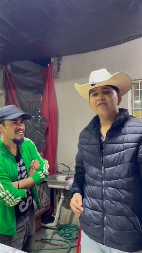 CRACKEN🦑 on Instagram: "Que cochinos son👀👀 #tutorial #beso #compas #humor #puescometorta"