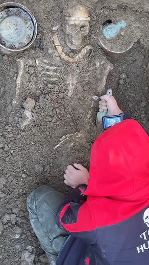 How do archaeologists conduct excavations? | Tomb Hunter