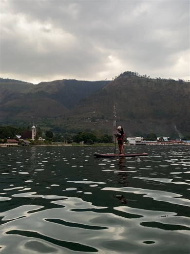 World biggest volcano lake views hits diff from your paddle board 🛶🌊 perfect for you who want to see Lake Toba from another perspective ✨ hurry up and book now on : www.laketobapaddle.com or contact us 62 8517 9642 997 . . . #standuppaddle #canoeing #kayaking #laketoba #watersport
