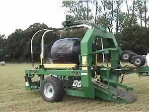 Mc Hale 998 Wrapping round haylage bales