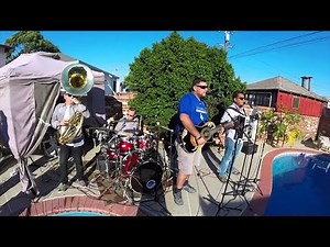 Los Serenos "We Got Raided" [En Vivo]