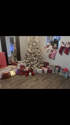 Little late but our Christmas tree! 😊 just learned how to start posting pictures my daughter had to teach me lol 😂