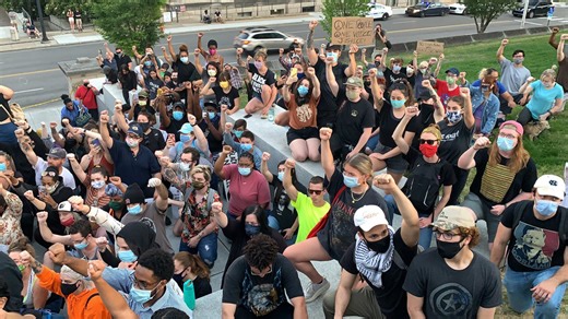 'Sign of solidarity:' National Guard lowers riot shields at urging of protesters