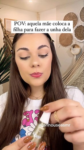 Lari House ASMR on Instagram: "Maria Valentina dando o maior presente para a mãe dela..💅 #asmr #pov #esmalte #nails #asmrcommunity #asmrsounds #asmrvideo #asmrrelax #unha #roleplay #asmrtingles"