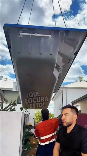 Installation of a prefabricated swimming pool with a crane on a house