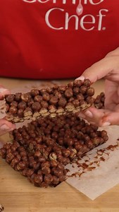 Barritas de cereal, sin horno ❤️🍫🥜 mega fáciles y riquísimas! Solo les diré que el marido las disfrutó mucho 🤣, un hit! Para antojos dulces sirven demasiado también ✨ Necesitas 👩🏻‍🍳 200 gr de chocolate amargo o un buen chocolate, yo compro 55% cacao para arriba, belcolade, callebaut o en el súper el Costa 62% cacao sirve pero se conviene comprar de a kilo en una casa de repostería como @clubrepostero 2 cucharadas de mantequilla de maní , yo usé la de @riwunsnacks pero puedes usar o hacer l
