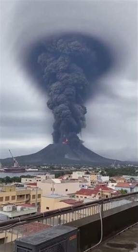 When a Volcano Strikes a City With Lightning #eruption #disaster #viral