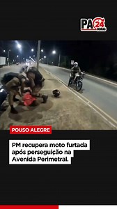 A Polícia Militar de Minas Gerais (PMMG) recuperou uma motocicleta furtada e prendeu um homem de 51 anos por receptação, na madrugada desta sexta-feira (17), em Pouso Alegre (MG). A ocorrência terminou após uma perseguição na Avenida Perimetral. . Segundo a PM, a ação começou por volta das 00h30, quando o COPOM informou que uma Honda CG 125 Titan KSE azul, furtada em Três Corações, havia sido vista circulando pela via. Equipes do Tático Móvel montaram um cerco para tentar interceptar o veículo.