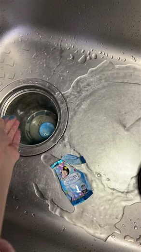 浴槽は使えないが匂いを楽しむために買った入浴剤（いい湯旅立ちにごり炭酸湯納涼花涼み）ここ（排水口）に置く。さっきは商品名を間違えたから取り直し。匂いを楽しめる。気分転換をしたい。説明欄に続く。