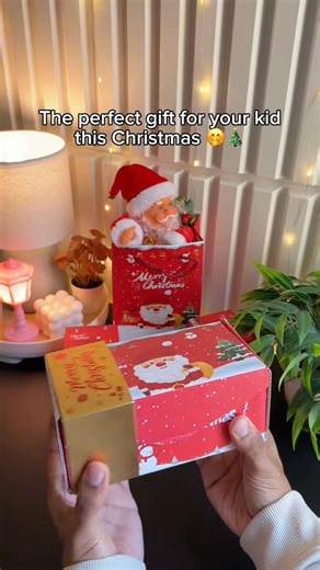 This is the coolest Christmas gift ever. These Gift Explosion boxes are amazing. And the setup is so simple. All you do is place a Bill and then place a box on top of it, and then you stack them up. And then once you have all of your bills stacked up, then you place it all in the box and then shut the lid of the box. And then to make it a little more fun, it comes with this little snowflake confetti that you can throw in. So when all the money goes everywhere, the confetti goes with it. Now all 