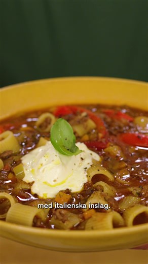 Italiensk gulasch à la Dante, JA TACK 🤩 Höga smaker, perfekt i matlådan och gott för hela familjen - ja detta är en riktig vinnare! Receptet hittar du här 👇 4 portioner INGREDIENSER: 0,5 dl olivolja 500 g nötfärs 1 stjälk stjälkselleri, finhackad 1 gul lök, finhackad 1 morot, finhackad 2 klyftor vitlök, finhackade 3 msk tomatpuré 2,5 dl rött vin 1 röd paprika, strimlad 1 burk hela konserverade tomater 5 dl vatten 2 kycklingbuljongtärningar 1 krm torkad basilika 1 krm malen kanel 1 tsk torkad t