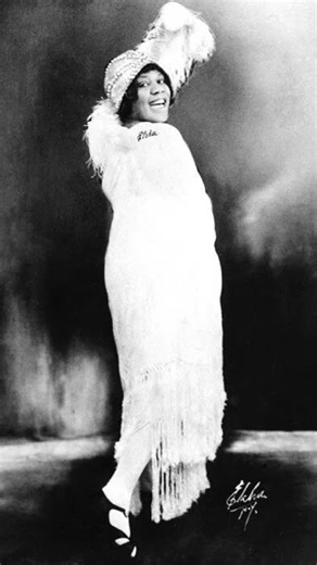 Cas Sigers Beedles on Instagram: "Bessie Smith didn’t just sing the blues, she reshaped American music with a voice that rose out of poverty and echoed across the world. • • From Chattanooga’s dirt roads to sold-out theaters, she became the Empress of the Blues, out-earning every Black entertainer of her era and redefining what power looked like on a stage built to exclude her. • • Her rise was meteoric. Her records shattered expectations. Downhearted Blues alone sold over two million copies—an 